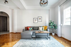 Apartment, 1 Double Bed, Kitchen, City View | Living room