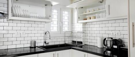 Appartement, 1 lit double, cuisine, vue ville | Cuisine privée | Grand réfrigérateur, four, plaque de cuisson, machine à expresso