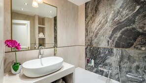 Dusche, Haartrockner, Handtücher, Seife