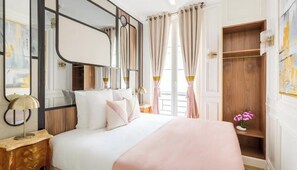 6 bedrooms, desk, iron/ironing board, travel crib