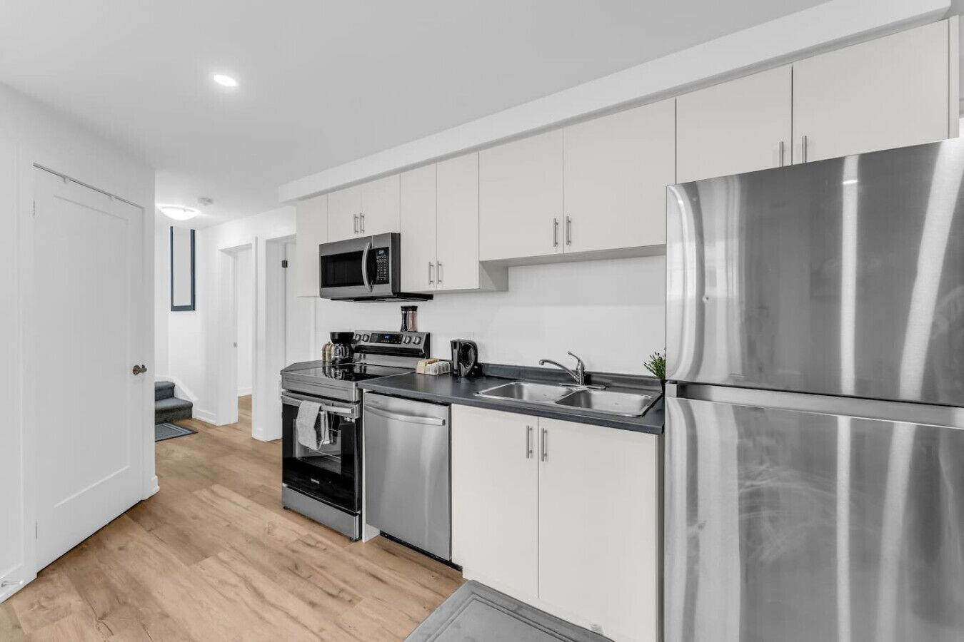 Køleskab, mikrobølgeovn, ovn, kogeplade