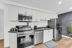 Réfrigérateur, four à micro-ondes, un four, surface de cuisson