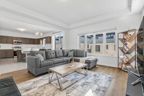 Interior - Luxury New Home By Niagara Fall (Pelham)