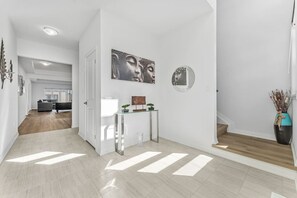 Interior - Luxury New Home By Niagara Fall (Pelham)