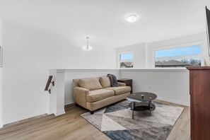 TV - Luxury New Home By Niagara Fall (Pelham)