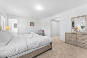 5 bedrooms, desk, iron/ironing board, travel crib