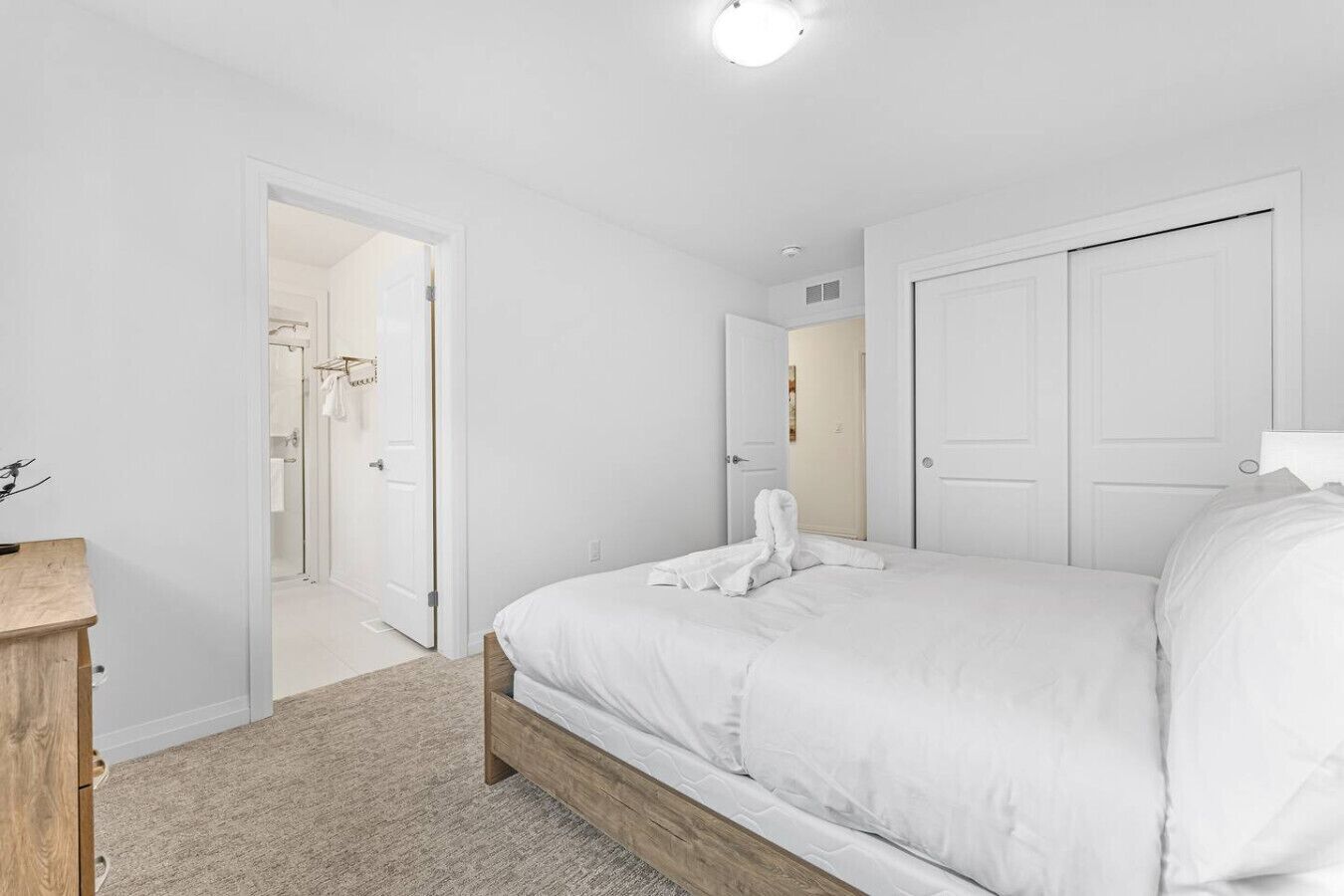 5 bedrooms, desk, iron/ironing board, travel cot