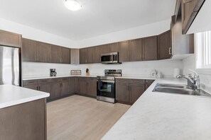 Frigorífico, microondas, horno y placa de cocina