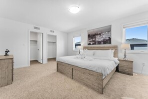 5 bedrooms, desk, iron/ironing board, travel crib - Luxury New Home By Niagara Fall (Pelham)