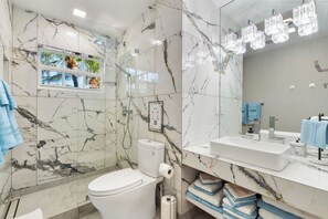 Een douche, een haardroger, handdoeken, zeep