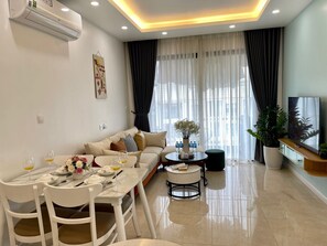 Living area - Căn hộ 2 phòng ngủ, 1 phòng tắm hiện đại, sang trọng - Vinhomes D'Capitale (Hà Nội)