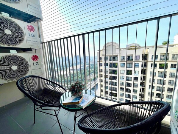 Property grounds - Căn hộ 2 phòng ngủ, 1 phòng tắm hiện đại, sang trọng - Vinhomes D'Capitale (Hà Nội)