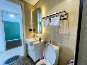 Een douche, een haardroger, een bidet, handdoeken