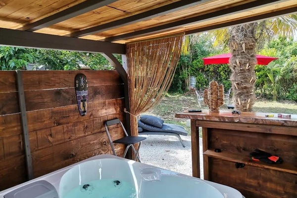 Outdoor spa tub