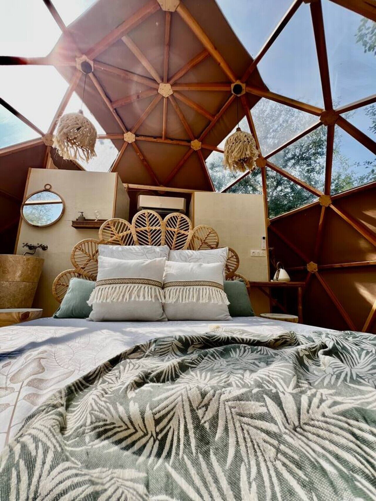 Travel crib, WiFi, bed sheets