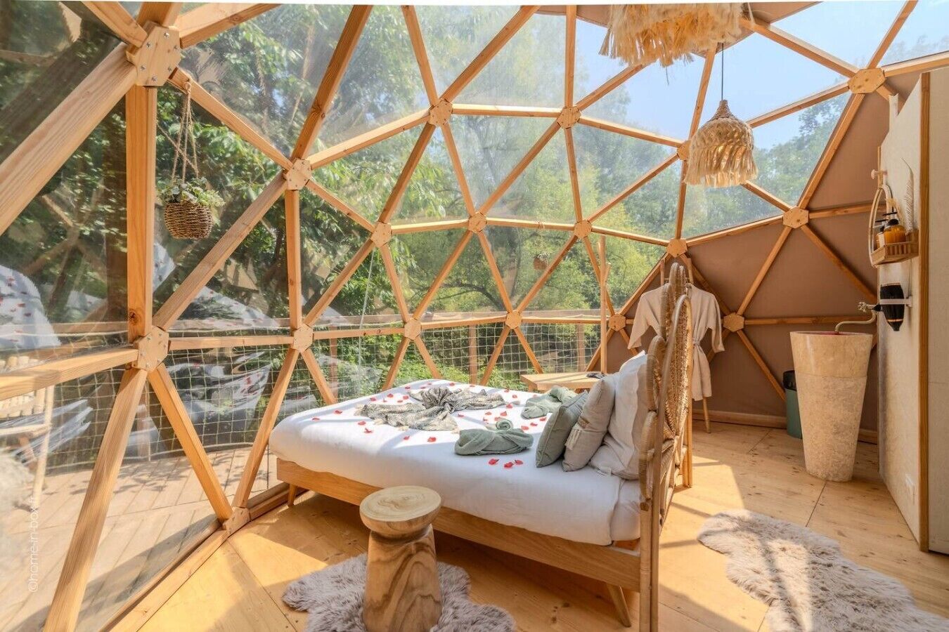 Travel cot, WiFi, bed sheets