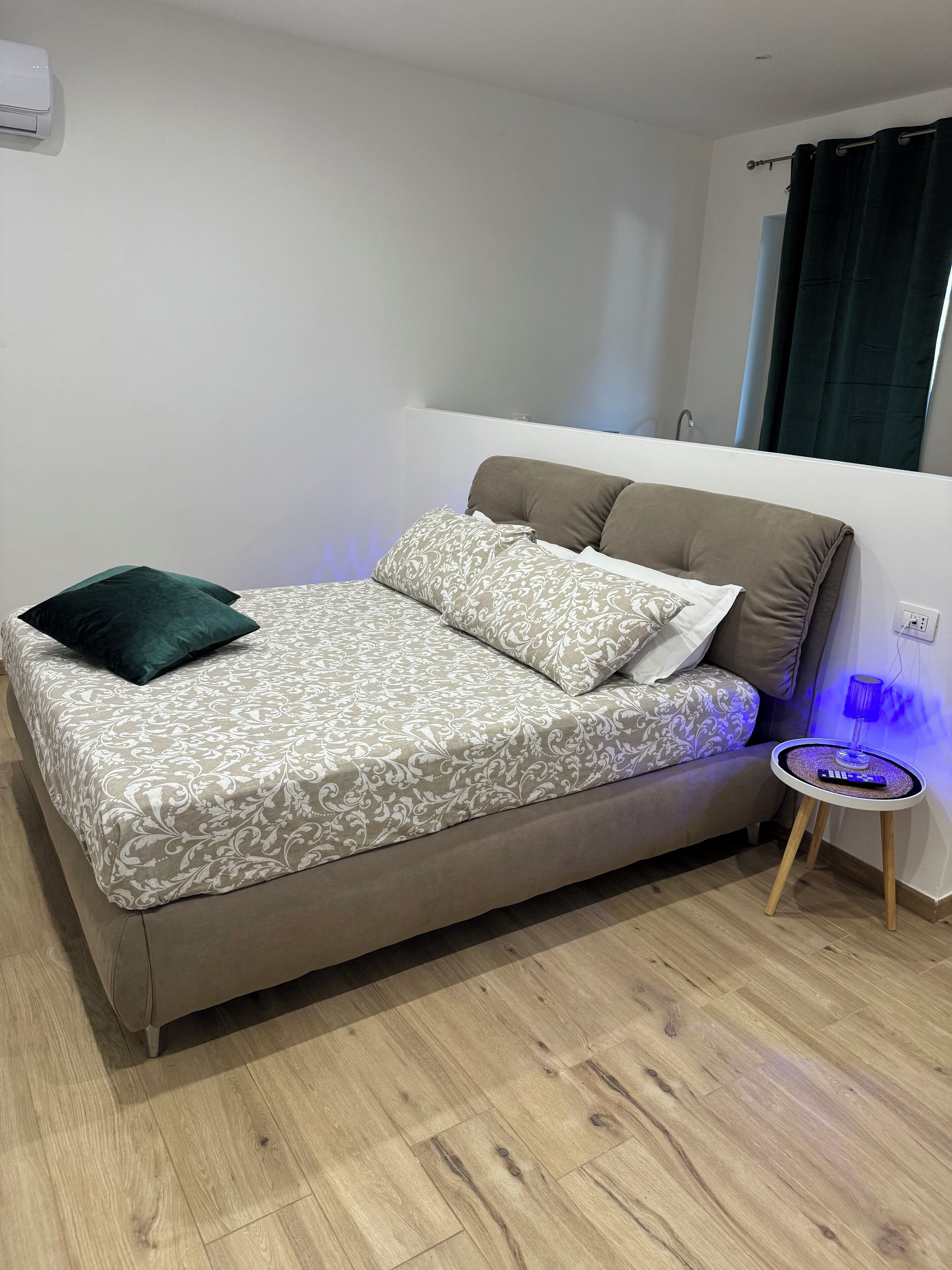 Luxury-Studiosuite, Hügelblick | Minibar, schallisolierte Zimmer, kostenloses WLAN