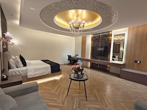 Habitación triple superior, vistas a la ciudad | Caja fuerte, escritorio, espacio para trabajar con un portátil