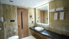 Shower, pengering rambut, sandal, dan handuk