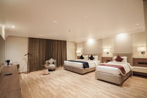 Kamar Triple Superior, pemandangan kota | Brankas, meja kerja, ruang kerja ramah laptop, dan setrika/meja setrika