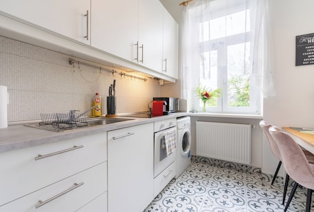 Standard Apartment, Non Smoking, Kitchen | Private kitchen | Fridge, microwave, stovetop, electric kettle