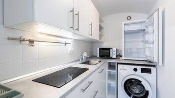 Standard Studio, Non Smoking, Kitchen | Private kitchen | Fridge, microwave, stovetop, electric kettle