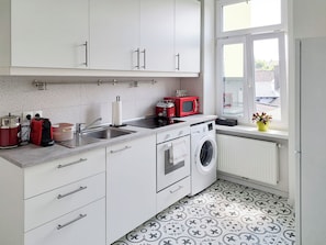 Apartamento standard, 2 quartos, para não fumantes, cozinha | Cozinha privada | Geladeira, micro-ondas, cooktop, chaleira elétrica