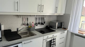 Comfort Condo, Multiple Beds, Kitchen, Garden View | Private kitchen