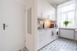 Standard Apartment, Non Smoking, Kitchen | Private kitchen | Fridge, microwave, stovetop, electric kettle