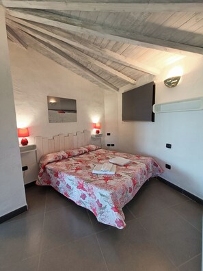 1 soverom, skrivebord, strykejern/-brett og reiseseng for barn