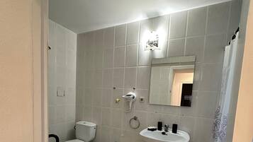 Appartement | Badkamer | Badjassen, handdoeken, zeep, shampoo