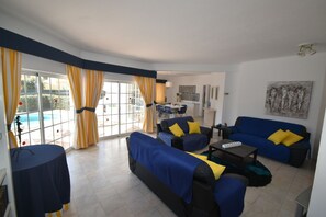 Living area - Fabulous Villa with Private Swimming Pool,  10 minute walk to the beach. (Albufeira)