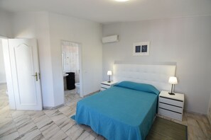 4 bedrooms, iron/ironing board, WiFi, bed sheets - Fabulous Villa with Private Swimming Pool,  10 minute walk to the beach. (Albufeira)