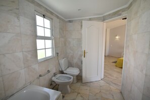 Bruser, hårtørrer, bidet, håndklæder