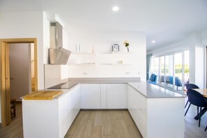 Mikrovågsugn, ugn, spishäll och diskmaskin