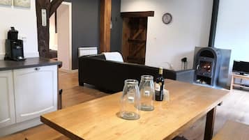 Deluxe-Ferienhaus, Terrasse, Gartenblick | Essbereich im Zimmer