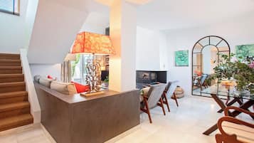 Appartement (4 Bedrooms) | Coin séjour | Télévision, cheminée