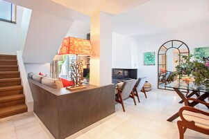 Apartamento (4 Bedrooms) | Zona de estar | Una televisión, una chimenea