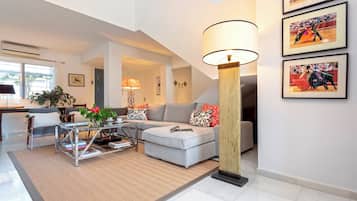 Apartamento (4 Bedrooms) | Área de estar | TV, lareira