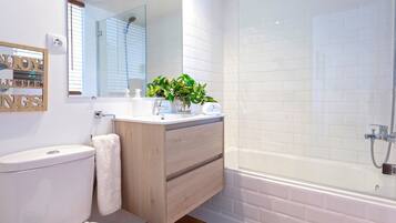 Appartement (4 Bedrooms) | Badkamer | Een douche, gratis toiletartikelen, een haardroger, handdoeken