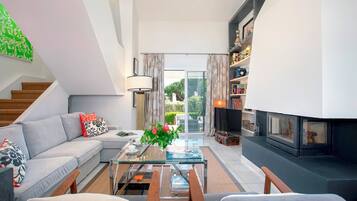 Appartement (4 Bedrooms) | Coin séjour | Télévision, cheminée