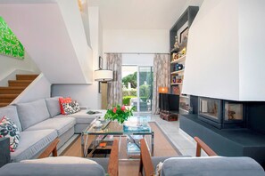 公寓 (4 Bedrooms) | 起居区 | 电视、壁炉