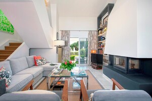 Apartamento (4 Bedrooms) | Zona de estar | Una televisión, una chimenea