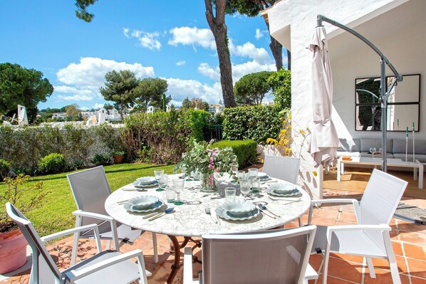 Apartment (4 Bedrooms) | Essbereich im Zimmer
