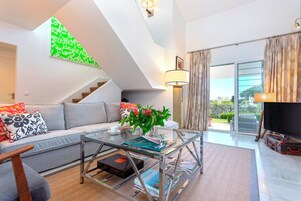 Apartamento (4 Bedrooms) | Zona de estar | Una televisión, una chimenea