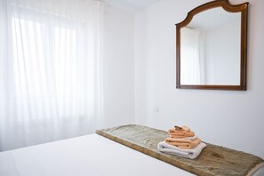 2 bedrooms, iron/ironing board, free WiFi