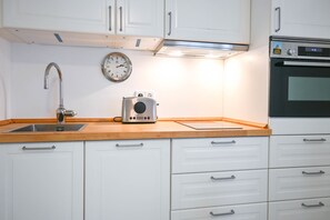 Een koelkast, een microgolfoven, een oven, een waterkoker