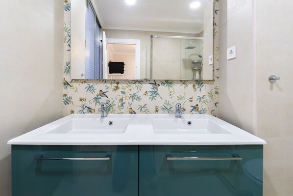 Shower, hair dryer - Cosy flat with balconies in the centre of Madrid, a few steps from the Plaza Mayor. (Madrid)