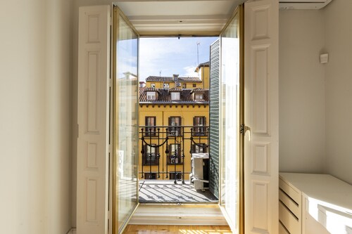 Cosy flat with balconies in the centre of Madrid, a few steps from the Plaza Mayor.