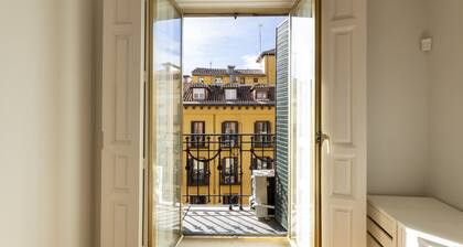 Cosy flat with balconies in the centre of Madrid, a few steps from the Plaza Mayor.